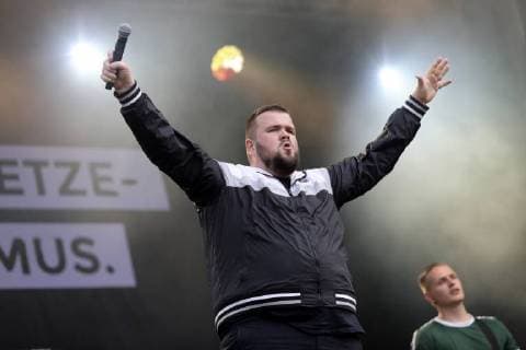 Jan Monchi Gorkow from Feine Sahne Fischfilet live at the wirsindMore concert at the right in front of the Johanniskirche Chemnitz 03 09 2018 Foto:xB.xKriemannx xFuturexImage