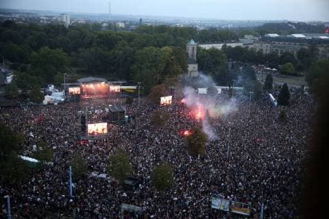Concert visitors at the wirsindmehr concert against right in front of St. Johns Church Chemnitz 03 09 2018 Foto:xB.xKriemannx xFuturexImage