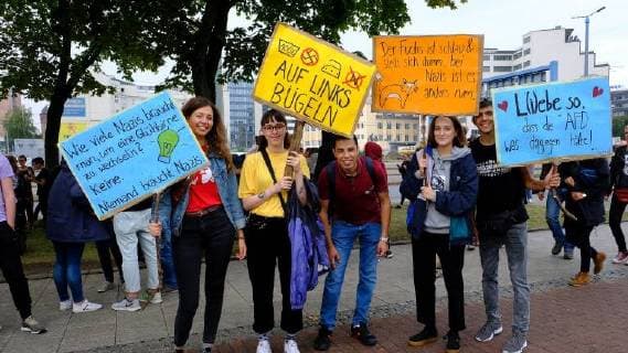 03 09 2018 xkhx Chemnitz We are more up against right-wing hate Prohekt Chemnitz cultural institutions open air concert to which about 60 000 people came to send a message with posters and the presence against hatred and Ausgreunzung
