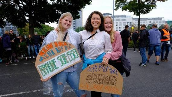 03 09 2018 xkhx Chemnitz We are more up against right-wing hate Prohekt Chemnitz cultural institutions open air concert to which about 60 000 people came to send a message with posters and the presence against hatred and Ausgreunzung