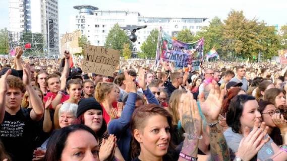 03 09 2018 xkhx Chemnitz We are more up against right-wing hate Prohekt Chemnitz cultural institutions open air concert to which about 60 000 people came to send a message with posters and the presence against hatred and Ausgreunzung