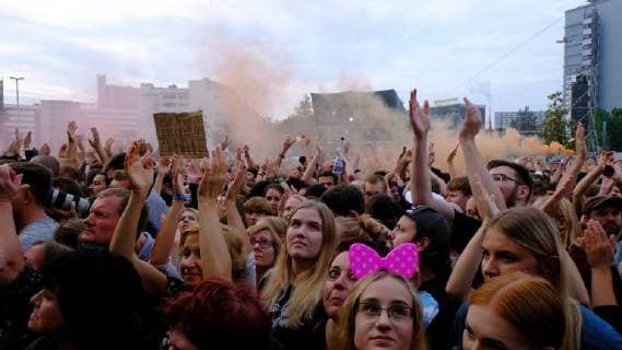03 09 2018 xkhx Chemnitz We are more up against right-wing hate Prohekt Chemnitz cultural institutions open air concert to which about 60 000 people came to send a message with posters and the presence against hatred and Ausgreunzung
