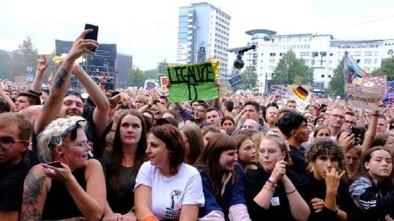 03 09 2018 xkhx Chemnitz We are more up against right-wing hate Prohekt Chemnitz cultural institutions open air concert to which about 60 000 people came to send a message with posters and the presence against hatred and Ausgreunzung