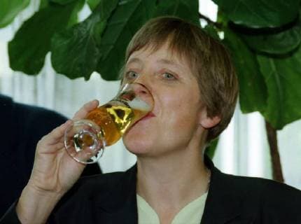 Bundesumweltministerin Angela Merkel posiert am 1. Oktober 1996 (Aufnahmedatum geschätzt) mit Bier der Marke Merkels in Bonn. --- Federal Environment Minister Angela Merkel poses in Bonn on October 1, 1996 (estimated date of recording) with beer of the Merkel brand. *** Federal Environment Minister Angela Merkel poses on October 1, 1996 Date of recording estimated with Merkels beer in Bonn Federal Environment Minister Angela Merkel poses in Bonn on October 1 1996 estimated date of recording with beer of the Merkel brand