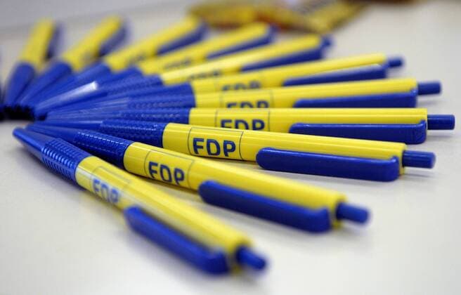 Ballpoint pens of the FDP are on Sunday 30 08 2009 at the election party of the Saar FDP on a table in a semicircle According to the provisional official final score reached in the Saarland 9 2 of the votes cast FDP30080933D.jpg