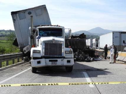 September 5 2018 EUM20180905SOC06 JPG QUERETARO Qro AccidentAccidenteChoque Two people lost their lives burned after a collision between two trailers in the cab of their truck tract after they hit head-on against the side of the trailer of another cargo unit at kilometer 33 of the Libramiento Northeast in the direction of San Luis Potosi The collis  - ZUMAu78_ 20180905_zaf_u78_008 Copyright: xElxUniversalx