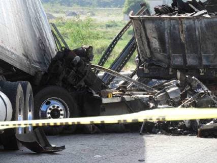 September 5 2018 EUM20180905SOC07 JPG QUERETARO Qro AccidentAccidenteChoque Two people lost their lives burned after a collision between two trailers in the cab of their truck tract after they hit head-on against the side of the trailer of another cargo unit at kilometer 33 of the Libramiento Northeast in the direction of San Luis Potosi The collis  - ZUMAu78_ 20180905_zaf_u78_011 Copyright: xElxUniversalx