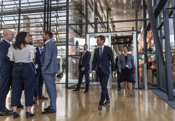 Der sächsische Ministerpräsident Michael Kretschmer (CDU) auf dem Weg in den Plenarsaal vor Beginn seiner Regierungserklärung zu den Vorfällen in Chemnitz am Mittwoch (05.09.2018) im Sächsischen Landtag in Dresden. *** The Saxon Prime Minister Michael Kretschmer CDU on the way to the plenary hall before the beginning of his policy statement on the incidents in Chemnitz on Wednesday 05 09 2018 in the Saxon State Parliament in Dresden RM001