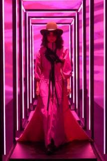 Entertainment Themen der Woche KW36 Entertainment Bilder des Tages September 6, 2018 - Melbourne, Victoria, Australia - Models pose inside a light cage during the start of the Town Hall Runway Five in the Melbourne Fashion Week in Melbourne, Australia. Melbourne Australia - ZUMAl303 20180906_zaf_l303_145 Copyright: xSydneyxLowx
