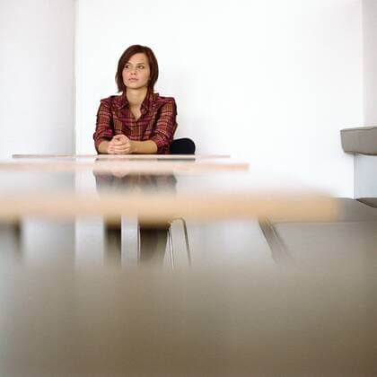 Woman sitting at end of table  Copyright: PatrickxMacxSean B85126401