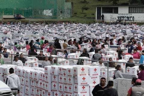 News Bilder des Tages Mexiko, Gendenken des Chiapas Erdbeben 2017 September 7, 2018 - EUM20180907SOC16.JPG .ECATZINGO, Oax. DamnifiedDamnificados-Sismo.- 7 de septiembre de 2018. A un ano del sismo del 19 de septiembre que cimbro a Oaxaca y Chiapas, la Cruz Roja Mexicana entrega ayuda humanitaria a los afectados oaxaquenos en la Unidad Deportiva Tetoxco. Foto: Agencia EL UNIVERSALLuis CortesEELG  - ZUMAu78_ 20180907_zaf_u78_070 Copyright: xElxUniversalx