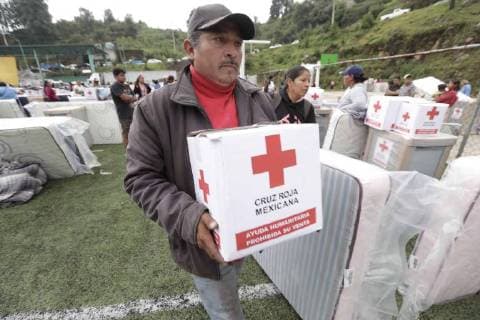 Mexiko, Gendenken des Chiapas Erdbeben 2017 September 7, 2018 - EUM20180907SOC19.JPG .ECATZINGO, Oax. DamnifiedDamnificados-Sismo.- 7 de septiembre de 2018. A un ano del sismo del 19 de septiembre que cimbro a Oaxaca y Chiapas, la Cruz Roja Mexicana entrega ayuda humanitaria a los afectados oaxaquenos en la Unidad Deportiva Tetoxco. Foto: Agencia EL UNIVERSALLuis CortesEELG  - ZUMAu78_ 20180907_zaf_u78_072 Copyright: xElxUniversalx