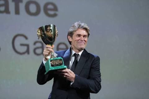 (180908) -- VENICE, Sept. 8, 2018 -- American actor Willem Dafoe shows his Best Actor award for his performance in At Eternity s Gate at the 75th Venice International Film Festival, in Venice, Italy, Sept. 8, 2018. ) ITALY-VENICE-FILM FESTIVAL-AWARD ChengxTingting 