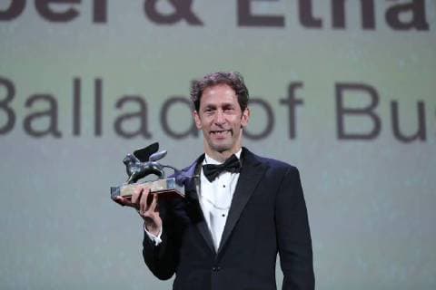 (180908) -- VENICE, Sept. 8, 2018 -- Actor Tim Blake Nelson shows the Best Screenplay award he receives on behalf of American writer-director duo Joel and Ethan Coen for the Ballad of Buster Scruggs at the 75th Venice International Film Festival, in Venice, Italy, Sept. 8, 2018. ) ITALY-VENICE-FILM FESTIVAL-AWARD ChengxTingting 