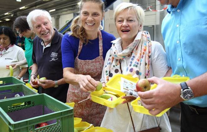 Packen von Bio-Brotboxen fuer alle ErstklaesslerInnen in Berlin und Brandenburg am Sonntag (09.09.2018) in Berlin. (Foto re.: Renate Kuenast (Buendnis 90 Die Gruenen EDITORIAL USE ONLY