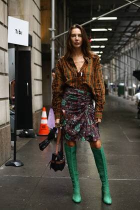 A chic showgoer posing on the street outside the Tibi show during New York Fashion Week - Sept 9, 2018 - NYFW: Spring 2019 Street Style Day 4, New York New York United States  Copyright: xValentinaxRanierix h_00541113