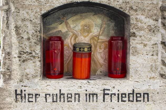 Kerzen am Grab - hier ruhen in Frieden Tirol *** Candles at the grave here rest in peace Tyrol