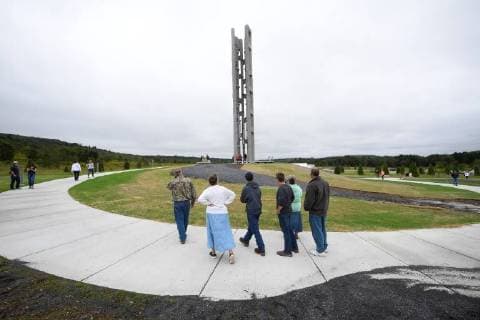 20 Jahre Anschläge vom 11. September: Gedenkkultur in den USA News Bilder des Tages (180911) -- SHANKSVILLE (U.S.), Sept. 11, 2018 -- People gather in front of the Flight 93 National Memorial to commemorate the victims of the United Airlines Flight 93 in Shanksville, Pennsylvania, the United States, on Sept. 11, 2018. Memorials were held in New York City, Washington D.C. and Pennsylvania on Tuesday to mark the 17th anniversary of the Sept. 11 attacks. ) U.S.-PENNSYLVANIA-SHANKSVILLE-9 11 ATTACKS-17TH ANNIVERSARY YangxChenglin 