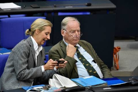 News Bilder des Tages Germany, Berlin - 12.09.2018 Alice Weidel (r, AfD) und Alexander Gauland unterhalten sich w??hrend der 48. Sitzung des Bundestags. *** Germany Berlin 12 09 2018 Alice Weidel r AfD and Alexander Gauland converse during the 48th session of the Bundestag