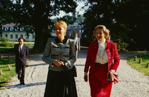 Königin Noor al Hussain Königin Noor von Jordanien mit Übersetzerin vor dem Schloß Brühl, Deutschland 1988. Queen Noor of Jordan with her translator in front of Bruehl castle, Germany 1988. Copyright: WolfgangxKühn UnitedArchives100649