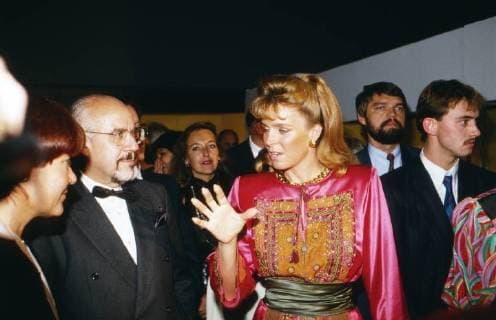 Königin Noor al Hussain Königin Noor von Jordanien besucht mit Hans Johnny Klein eine Ausstellung in Köln, Deutschland 1988. Queen Noor of Jordan visiting an exhibition at Cologne with Hans Johnny Klein, Germany 1988. Copyright: WolfgangxKühn UnitedArchives100658