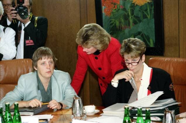 Bundesministerin fuer Familie und Jugend Angela Merkel (l.) und die Parlamentarischen Staatssekretaere Michaela Geiger (M., Verteidigung) und Sabine Bergmann-Pohl (Gesundheit) am 02. 10. 1992 (Aufnahmjedatum geschaetzt) in Bonn. --- Federal Minister for Family and Youth Angela Merkel (left) and Parliamentary State Secretaries Michaela Geiger (M. , Defence) and Sabine Bergmann-Pohl (Health) in Bonn on 2 October 1992 (date of admission estimated). *** Federal Minister for Family and Youth Angela Merkel and the Parliamentary Secretary of State Michaela Geiger M Defense and Sabine Bergmann Pohl Health on 02 10 1992 Admission date estimated in Bonn Federal Minister for Family and Youth Angela Merkel left and Parliamentary State Secretary Michaela Geiger M Defense and Sabine Bergmann Pohl Health in Bonn on 2 October 1992