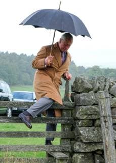 Entertainment Bilder des Tages . 13 09 2018. Rothbury, United Kingdom. Prince Charles, The Prince of Wales visits a site of wild Juniper seedlings planted in heather moorland during a visit to the Moorland Spirit Company Hepple Gin distillery in Rothbury, Northumberland, United Kingdom.  xPoolx xi-Imagesx IIM-18472-0019