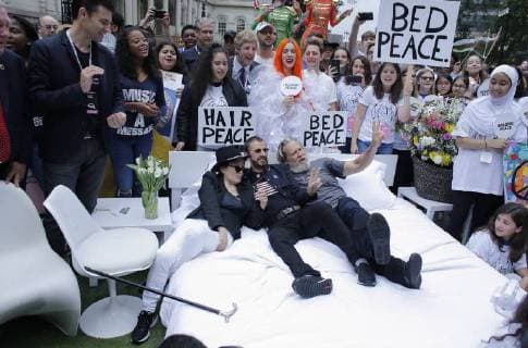 Entertainment Bilder des Tages Japanese artist Yoko Ono (L), widow of John Lennon, former Beatle Ringo Starr (C) and actor Jeff Bridges recreate the bed of the peace , originally presented by Ono and her husband in 1969 against the Vietnam war, in New York, United States, 13 September 2018. The peaceful action was celebrated in front of the New York City Hall to promote student activism as a tribute to John Lennon. Yoko Ono recreates the bed of the peace with Ringo Starr and Jeff Bridges in New York !ACHTUNG: NUR REDAKTIONELLE NUTZUNG!  Copyright: xKenaxBetancurx NYC03 20180913-636724739237266305