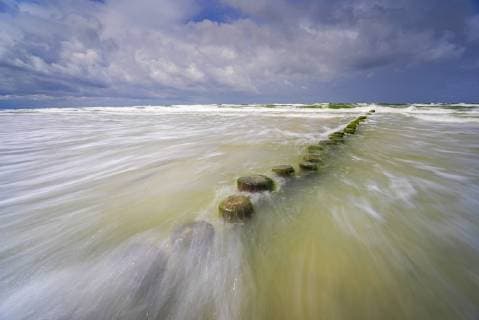 Holzbuhnen in der Brandung, Deutschland, Mecklenburg-Vorpommern, Prerow timber groyne in surge, Germany, Mecklenburg-Western Pomerania, Prerow BLWS495587 Copyright: xblickwinkel F.xHerrmannx