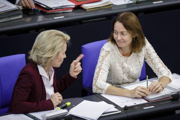 News Bilder des Tages Bundesverteidigungsministerin Ursula von der Leyen, CDU, (l) und Bundesjustizministerin Katarina Barley, SPD, (r) im Gespraech waehrend der 50. Sitzung des Deutschen Bundestages in Berlin, 14.09.2018. Berlin Deutschland *** Federal Minister of Defense Ursula von der Leyen CDU and Federal Minister of Justice Katarina Barley SPD r in conversation during the 50th session of the German Bundestag in Berlin 14 09 2018 Berlin Germany Copyright: xJaninexSchmitz photothek.netx