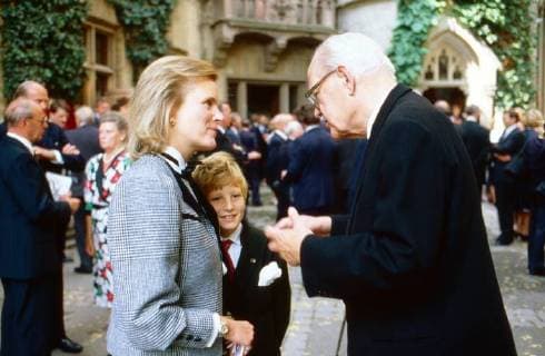 von Preußen Donata Prinzessin von Preußen mit Sohn Georg Friedrich und Louis Ferdinand Prinz von Preußen bei der Gedenkfeier zum 200. Todestag von Friedrich II. auf Burg Hohenzollern in Hechingen, Deutschland 1986. Donata Princess of Prussia with son Georg Friedrich and Louis Ferdinand Prince of Prussia at the commemoration to the 200th anniversary of death of Prussian king Friedrich II at Hohenzollern castle at Hechingen, Germany 1986. Copyright: WolfgangxKühn UnitedArchives100722
