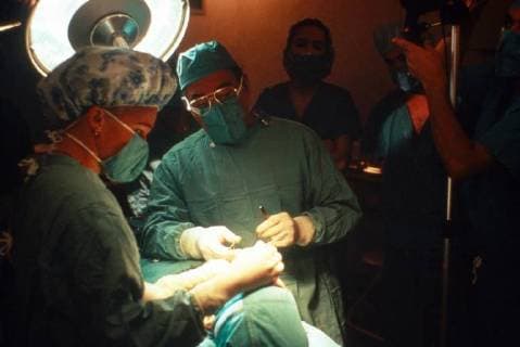 Christiaan Barnard Der südafrikanische Herzchirurg Professor Christiaan Barnard bei einer Operation in Kapstadt, Südafrika 1970er Jahre. South African cardiac surgeon Christiaan Barnard during a surgery at Cape Town, South Africa 1970s. Copyright: WolfgangxKühn UnitedArchives200940