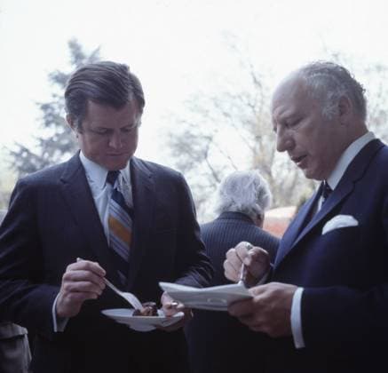 Edward Ted Kennedy Der amerikanische Senator Edward Ted Kennedy mit Bundesaußenminister Walter Scheel bei einem Besuch in Bonn, Deutschland 1971. American senator Edward Ted Kennedy talking to German state secretary Walter Scheel while visiting Bonn, Germany 1971. Copyright: WolfgangxKühn UnitedArchives201932