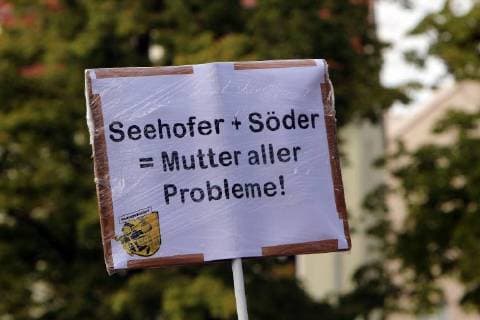 Unter dem Hashtag Ausspekuliert demonstrierten zig tausend Menschen gegen die steigenden Mieten und für bezahlbaren Wohnraum in München, Bayern, Deutschland: Demonstrant mit Plakat Seehofer und Söder sind die Mutter aller Probleme *** Under the hashtag Speculated tens of thousands of people demonstrated against rising rents and affordable housing in Munich Bavaria Germany demonstrator with poster Seehofer and Söder are the mother of all problems