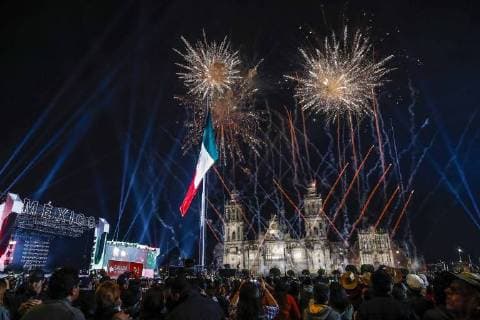 September 16, 2018 - EUM20180915NAC06.JPG .CIUDAD DE MEXICO, Commemorations Celebraciones-Independencia.- Celebracion con fuegos artificiales en la Plaza de la Constitucion de la Ciudad de Mexico, luego del Grito de Independencia efectuado por el presidente Enrique Pea Nieto para conmemorar los 208 anos de la Independencia de Mexico. 15 de septiembre de 2018. Foto: Agencia EL UNIVERSAL Yadin Xolalpa MAR.  - ZUMAu78_ 20180916_zaf_u78_005 Copyright: xYadinxXolalpax