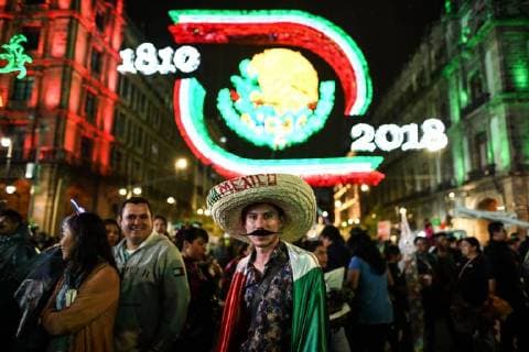 News Bilder des Tages (180916) -- MEXICO CITY, Sept. 16, 2018 -- People participate in the celebrations of the 208th anniversary of the Mexican Independence Day, at Zocalo Square, in Mexico City, capital of Mexico, on Sept. 15, 2018. ) (hy) MEXICO-MEXICO CITY-INDEPENDENCE DAY XinxYuewei 