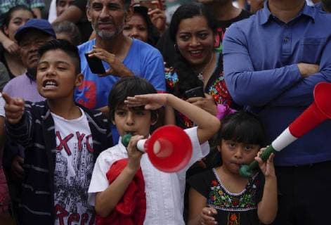(180916) -- MEXICO CITY, Sept. 16, 2018 -- Children watch a military parade to commemorate Mexico s Independence Day in Mexico City, capital of Mexico, on Sept. 16, 2018. ) MEXICO-MEXICO CITY-INDEPENDENCE DAY-PARADE DavidxdexlaxPaz 