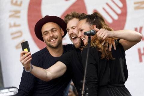 Entertainment Bilder des Tages Max Mutzke, Luke Mockridge und Carolin Kebekus auf der Demo des Bündnis Köln zeigt Haltung in der Innenstadt. Köln, 16.09.2018 *** Max Mutzke Luke Mockridge and Carolin Kebekus on the demo of the Alliance Cologne shows attitude in the city of Cologne 16 09 2018 Foto:xC.xHardtx xFuturexImage