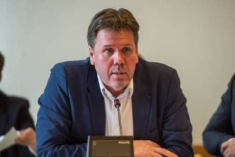 Berlin Politik Innenausschuss Sondersitzung Sondersitzung Innenausschuss des Berliner Abgeordnetenhauses am Montag den 17. September 2018. Die Oppositionsfraktionen CDU und FDP hatten die Sitzung beantragt, da sie die Ernennung der frueheren Polizei-Vizepraesidentin Margarete Koppers zur Generalstaatsanwaeltin scharf kritisieren. Dem InnensenatorAndreas Geisel (SPD) wird vorgeworfen, ein Disziplinarverfahren gegen die fruehere Polizei-Vizepraesidentin unterbunden zu haben. Gegen Koppers laufen Ermittlungen Wegen der vergifteten Polizei-Schiessstaende. Ihr wird vorgeworfen, als Polizei-Vizepraesidentin zu wenig gegen die schadstoffbelasteten Schiessstaende getan zu haben. Erst Anfang September starb ein Schiesstrainer. Im Bild: Staatssekretaer der Senatsinnenverwaltung Torsten Akmann. 17.9.2018, Berlin *** Berlin Politics Interior C