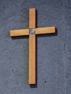 Ein Kreuz hängt an einer Wand im Franz Josef Strauss- Haus, der CSU-Zentrale in München. Seit dem 1. Juni 2018 gilt der sogenannte Kreuzerlass in Bayern.Danach sollen die Behörden in Bayern christliche Kreuze in ihren Amtsstuben anbringen Der Paragraf lautet: im Eingangsbereich eines jeden Dienstgebäudes ist als Ausdruck der geschichtlichen und kulturellen Prägung Bayerns gut sichtbar ein Kreuz anzubringen. *** A cross hangs on a wall in the Franz Josef Strauss House of the CSU Headquarters in Munich Since 1 June 2018, the so-called Kreuzerlass in Bavaria applies According to the authorities in Bavaria Christian crosses in their offices attach The paragraph is in the entrance of each service building is as an expression Bavarias historical and cultural heritage is clearly visible in the form of a cross