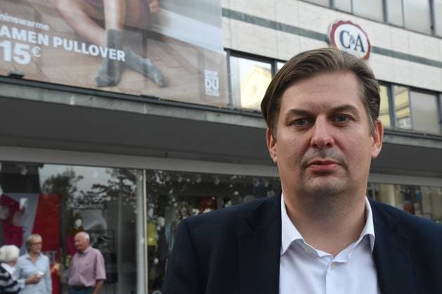 17.09.2018, xkhx Kassel, Opernplatz Kundgebung der beiden Kreisverbände der AfD Kassel-Stadt und -Land zur hessischen Landtagswahl 2018 Bild zeigt: , Maximilian Krah, Dr, stv. Vorsitzender der AfD Sachsen *** 17 09 2018 xkhx Kassel Opernplatz Rally of the two district associations of the AfD Kassel City and Land for the Hessian state election 2018 Picture shows Maximilian Krah Dr stv Chairman of the AfD Saxony