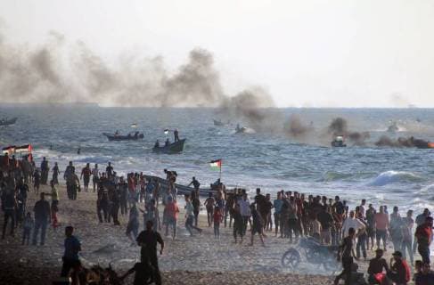 News Bilder des Tages Gazastreifen, Proteste in Bait Lahiya September 17, 2018 - Beit Lahia, Gaza Strip, Palestinian Territory - Palestinian protesters gather during clashes with Israeli forces in a demonstration against the Israeli blockade on Gaza Strip, along the Gaza sea barrier on the maritime border with Israel near Kibbutz Zikim, north of Beit Lahia in the northern Gaza Strip on September 17, 2018 Beit Lahia Palestinian Territory - ZUMAap3_ 20180917_zaf_ap3_094 Copyright: xMahmoudxKhattabx
