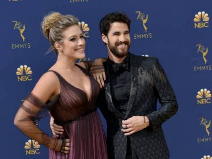 Entertainment Bilder des Tages Actor Darren Criss (R) and Mia Swier attend the 70th annual Primetime Emmy Awards at the Microsoft Theater in downtown Los Angeles on September 17, 2018.  LAP20180917546 CHRISTINExCHEW