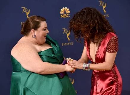 Actors Chrissy Metz (L) and Sandra Oh attend the 70th annual Primetime Emmy Award at the Microsoft Theater in downtown Los Angeles on September 17, 2018.  LAP20180917110 CHRISTINExCHEW