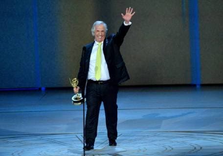 Entertainment Bilder des Tages Henry Winkler accepts the Outstanding Supporting Actor in a Comedy Series award for Barry onstage during the 70th annual Primetime Emmy Awards at the Microsoft Theater in downtown Los Angeles on September 17, 2018.  LAP20180917570 JIMxRUYMEN