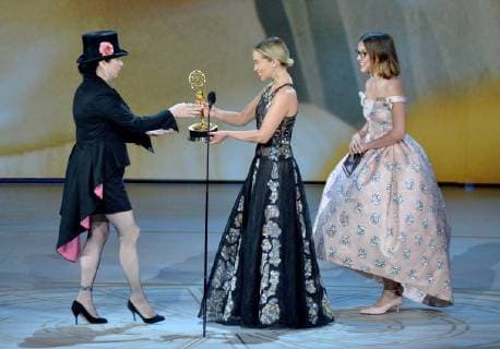 Entertainment Bilder des Tages Amy Sherman-Palladino (L) accepts the Outstanding Writing for a Comedy Series award for The Marvelous Mrs. Maisel from Emilia Clarke and Millie Bobby Brown (R) onstage during the 70th annual Primetime Emmy Awards at the Microsoft Theater in downtown Los Angeles on September 17, 2018.  LAP20180917590 JIMxRUYMEN