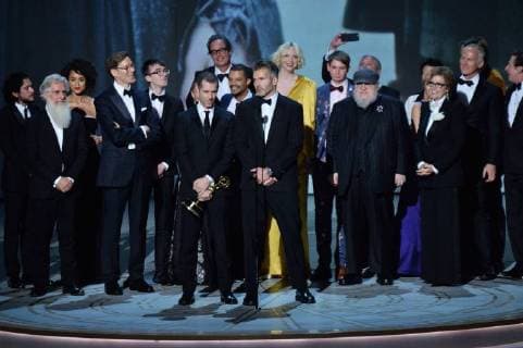 Entertainment Bilder des Tages Writer-producers D.B. Weiss (C-L), David Benioff (C-R) and the cast of Game of Thrones accept the award Outstanding Drama series onstage during the 70th annual Primetime Emmy Awards at the Microsoft Theater in downtown Los Angeles on September 17, 2018.  LAP201809172016 JIMxRUYMEN