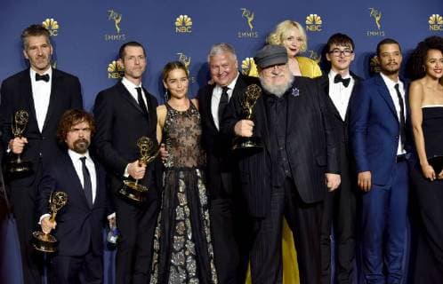 Entertainment Bilder des Tages Cast and crew of Game of Thrones , winners of the award for Outstanding Writing for a Drama Series, appear backstage during the 70th annual Primetime Emmy Awards at the Microsoft Theater in downtown Los Angeles on September 17, 2018.  LAP201809171614 JIMxRUYMEN