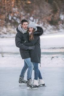 IMAGO Creative, Jahreszeit Winter, Eislaufen Full length portrait of happy couple embracing while enjoying ice-skating on rink  Copyright: VasilyxPindyurin fStopImages1736031