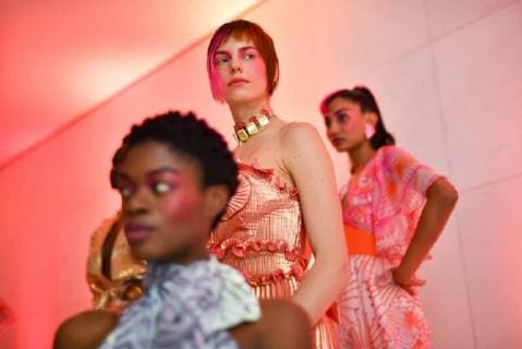 Entertainment Bilder des Tages September 18, 2018 - London, United Kingdom - Models pose for photographs at Zandra Rhodes presentation during London Fashion Week September 2018, London on September 18, 2018. London United Kingdom  - ZUMAn230 20180918_zaa_n230_616 Copyright: xAlbertoxPezzalix